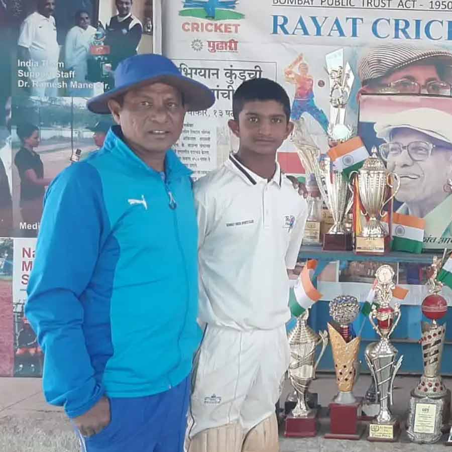 (ডান দিকে) চেতন যাদব এবং অভিজ্ঞান কুন্ডু (ডান দিকে)।