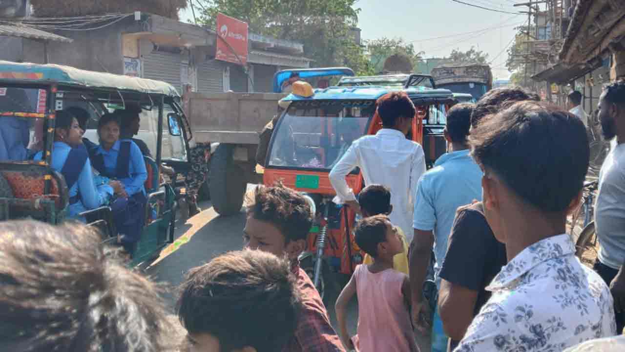 দুর্ঘটনার পরে উত্তপ্ত এলাকা। বিক্ষোভ গ্রামবাসীদের।