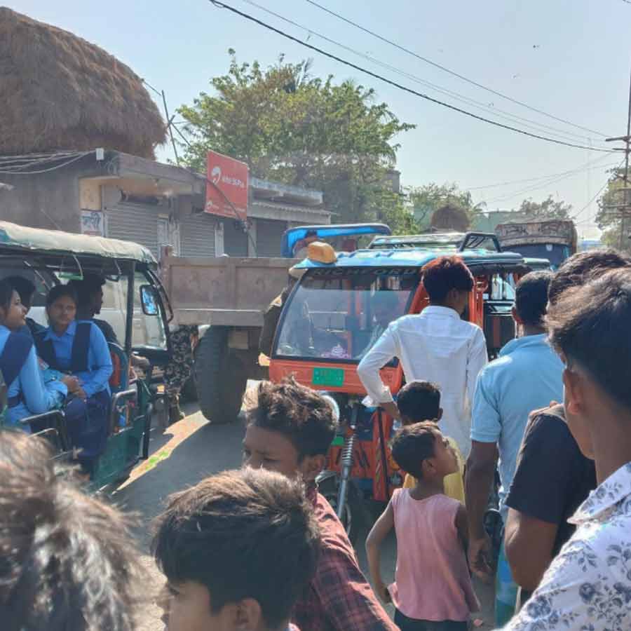 Pilot Car of a Minister of West Bengal hits minor sparks controversy in Murshidabad dgtld