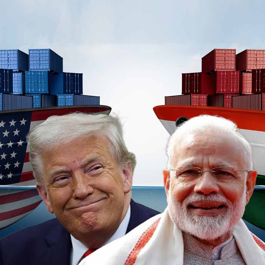 (বাঁ দিকে) আমেরিকার প্রেসিডেন্ট ডোনাল্ড ট্রাম্প এবং ভারতের প্রধানমন্ত্রী নরেন্দ্র মোদী (ডান দিকে)।