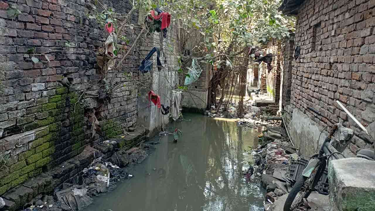 বিপর্যস্ত হাওড়ার নিকাশি ব্যবস্থা।