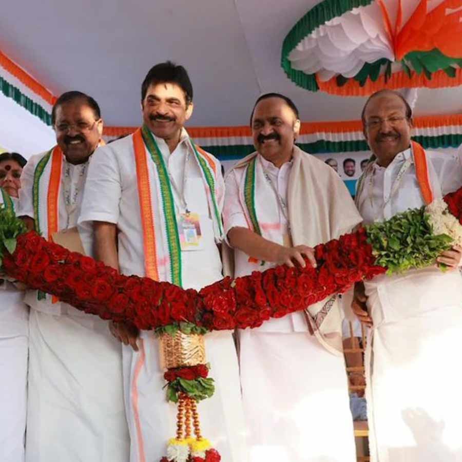 কেরলের কাসারগোড়ে কংগ্রেসের ‘পুতুযুগা (নবযুগ) যাত্রা’র সূচনায় কে সি বেণুগোপাল ও কংগ্রেসের অন্য নেতারা।