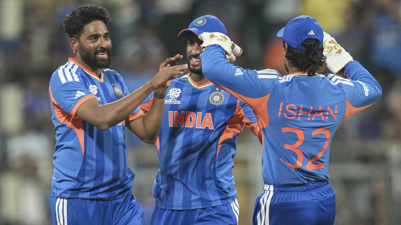 দুরন্ত: প্রত্যাবর্তনেই তিন উইকেট সিরাজের। শনিবার।