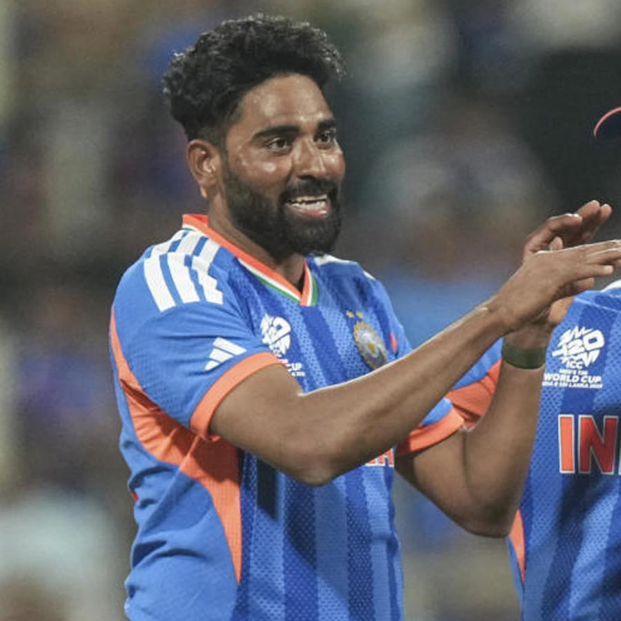 দুরন্ত: প্রত্যাবর্তনেই তিন উইকেট সিরাজের। শনিবার।