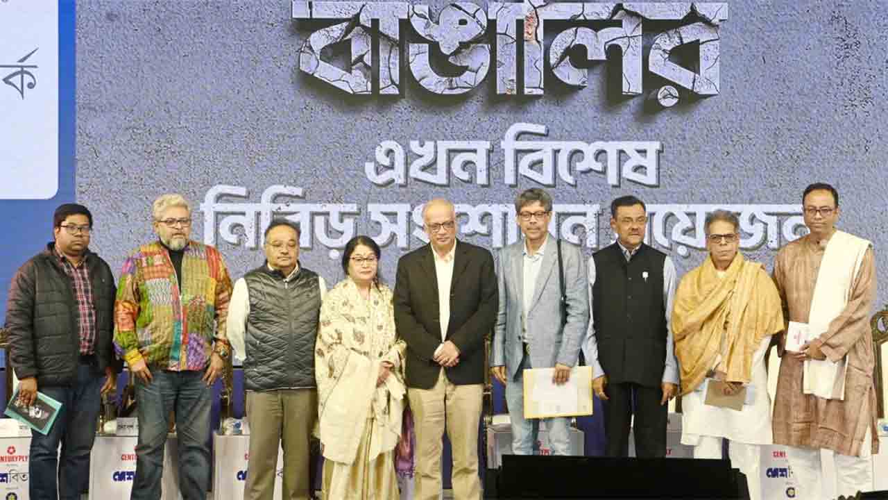 অ্যান্ডারসন ক্লাবে ‘সেঞ্চুরি প্লাই’ নিবেদিত ২০২৬-এর ‘দেশ বিতর্কে’ উপস্থিত (বাঁ দিক থেকে) অনিকেত মাহাতো, দেবেশ চট্টোপাধ্যায়,‌ শমীক