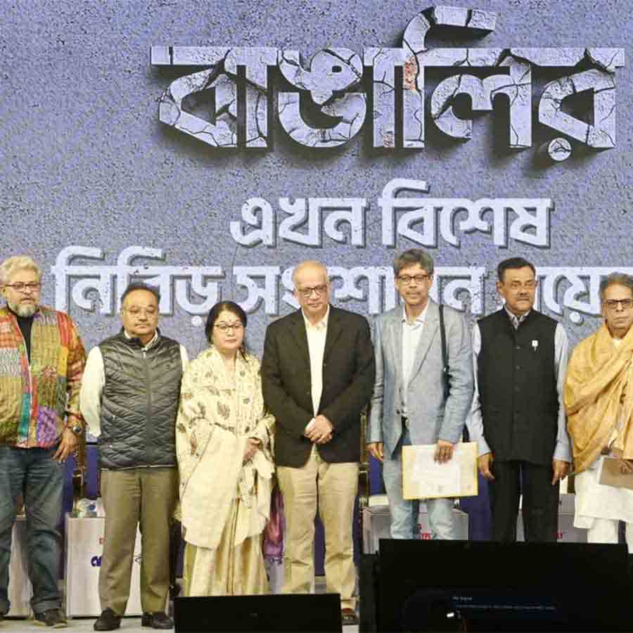 অ্যান্ডারসন ক্লাবে ‘সেঞ্চুরি প্লাই’ নিবেদিত ২০২৬-এর ‘দেশ বিতর্কে’ উপস্থিত (বাঁ দিক থেকে) অনিকেত মাহাতো, দেবেশ চট্টোপাধ্যায়,‌ শমীক