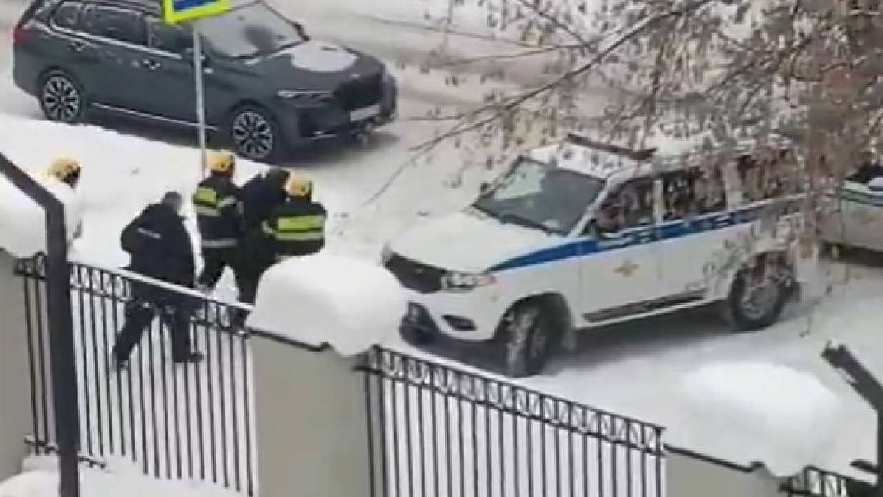 রাশিয়ার মেডিক্যাল কলেজের হস্টেল থেকে নিয়ে যাওয়া হচ্ছে হামলাকারী কিশোরকে।