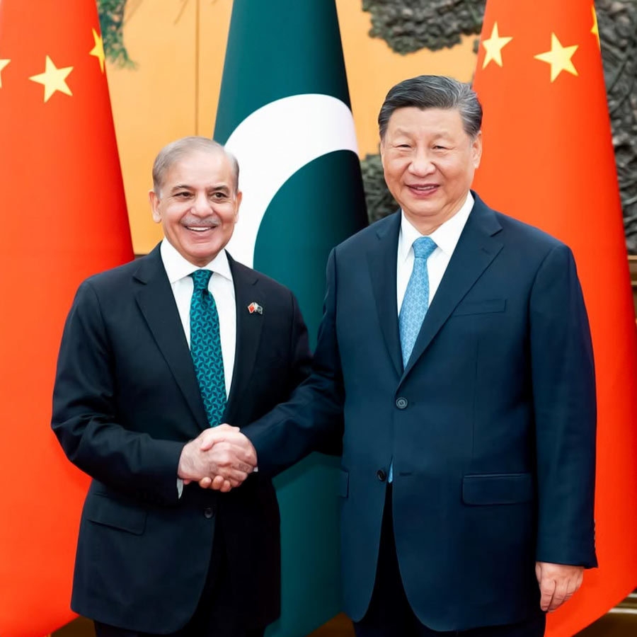 পাকিস্তানের প্রধানমন্ত্রী শাহবাজ় শরিফের সঙ্গে চিনের প্রেসিডেন্ট শি জিনপিং।