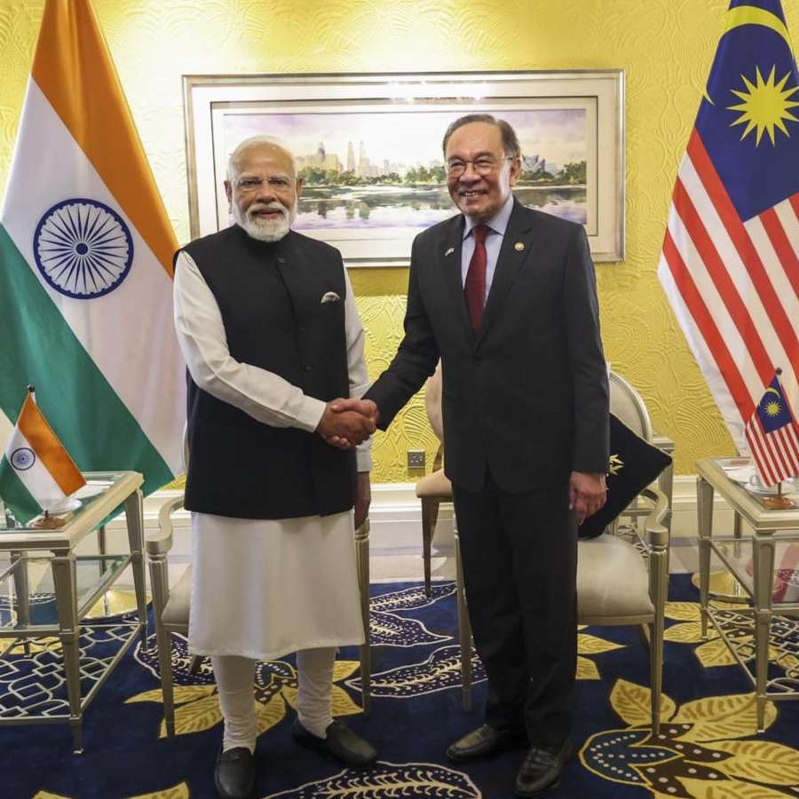 মালয়েশিয়ার প্রধানমন্ত্রী আনোয়ার ইব্রাহিমের (ডান দিকে) সঙ্গে ভারতের প্রধানমন্ত্রী নরেন্দ্র মোদী।