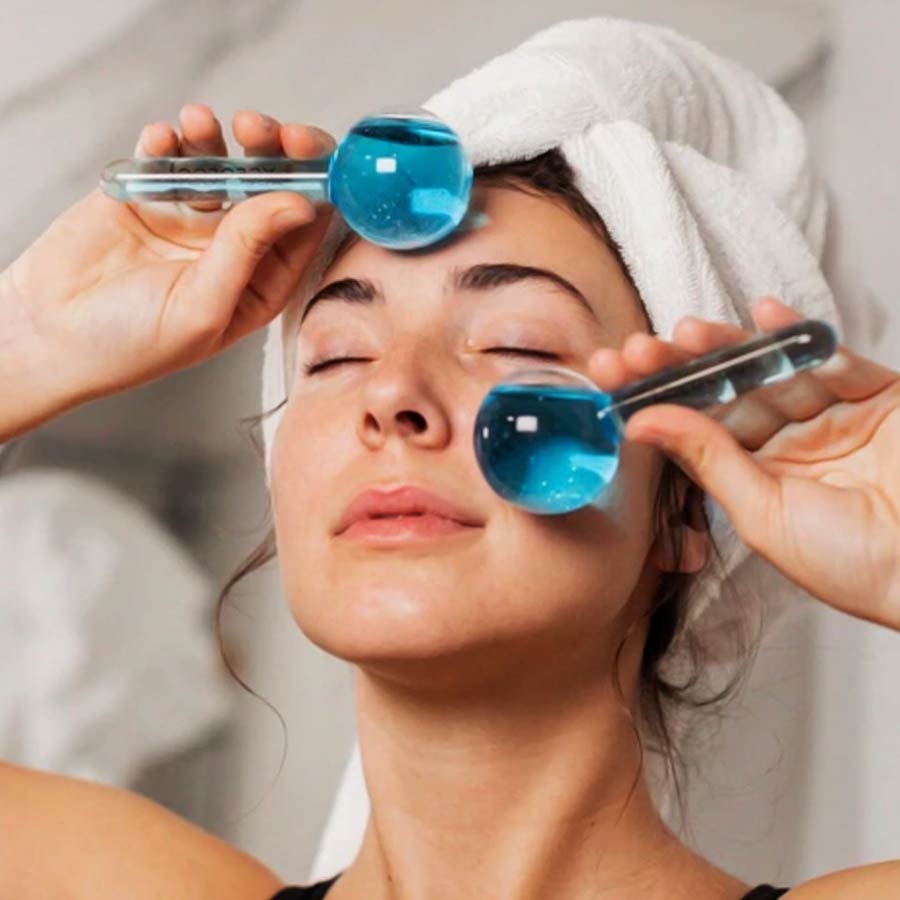 কী ভাবে ত্বকের উপকার করে ‘আইস থেরাপি’?