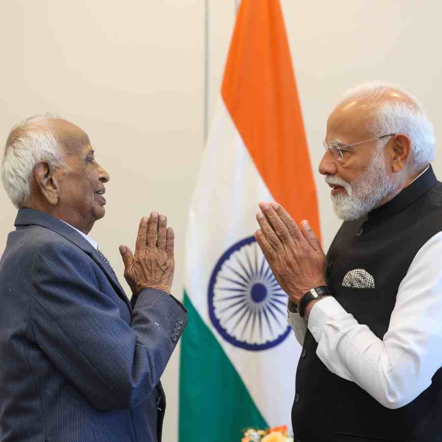 PM Narendra Modi meets INA Veteran at Malaysia dgtl