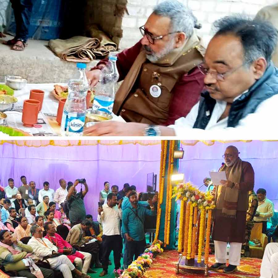 (বাঁ দিকে) তাঁতি পরিবারের বাড়িতে মধ্যাহ্নভোজে কেন্দ্রীয় বস্ত্রমন্ত্রী গিরিরাজ সিংহ, রয়েছেন শমীক ভট্টাচার্যও। মঞ্চে গিরিরাজ (ডান দিকে)।