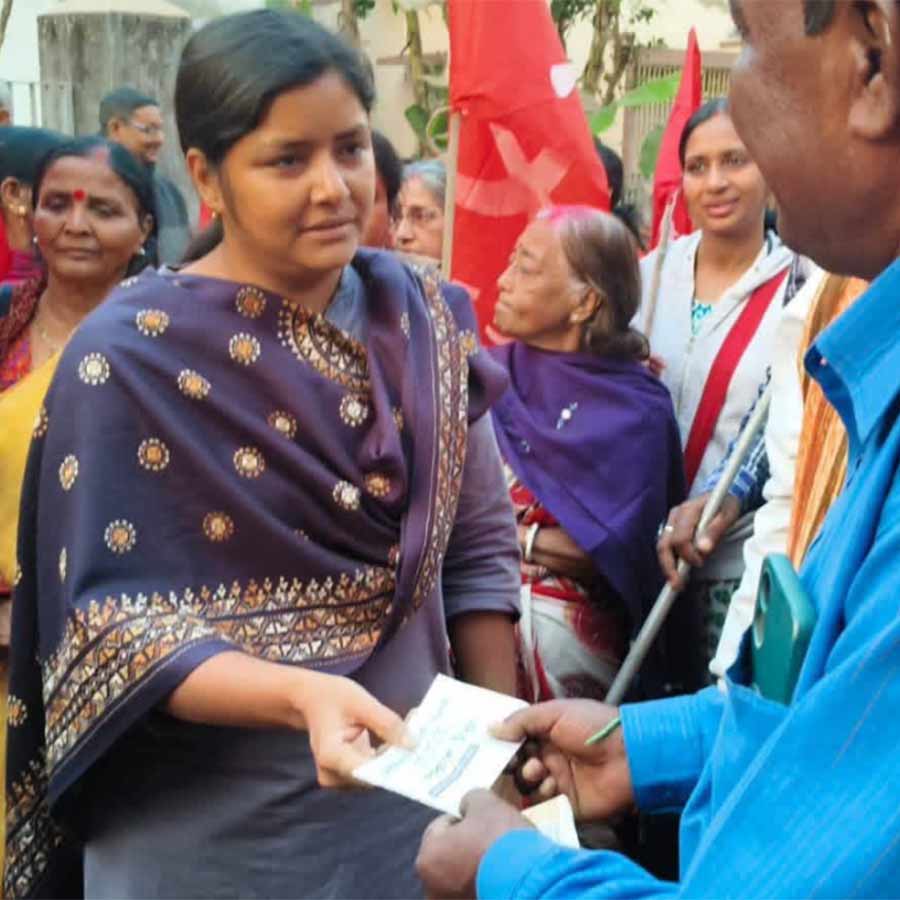 হুগলির উত্তরপাড়ার নবগ্রাম এলাকায় জনসংযোগ ও অর্থ সংগ্রহ কর্মসূচিতে সিপিএম নেত্রী মীনাক্ষী মুখোপাধ্যায়।