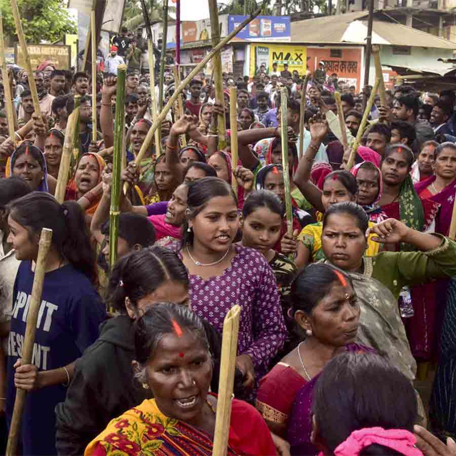 ক্ষুব্ধ: অসমে পশ্চিম কার্বি আংলং-এর খেরোনিতে উচ্ছেদ ঘিরে গোষ্ঠী সংঘর্ষের পর প্রতিবাদে শামিল জনতা, ২৩ ডিসেম্বর ২০২৫। পিটিআই