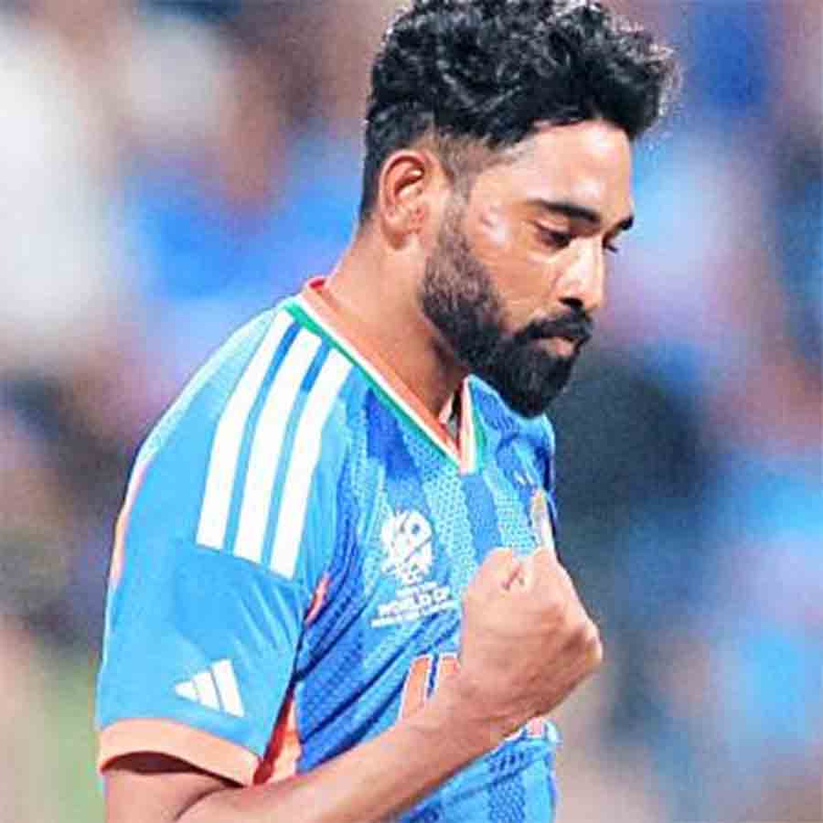 সফল: প্রত্যাবর্তনে তিন উইকেট পেলেন সিরাজ।