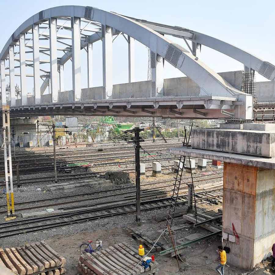 অসমাপ্ত: বন্ধ রয়েছে নতুন রেল সেতুর কাজ। হাওড়ার বামুনগাছিতে।