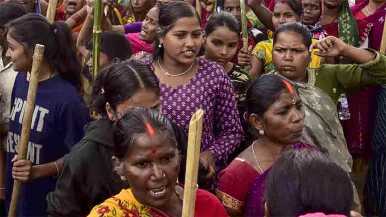 ক্ষুব্ধ: অসমে পশ্চিম কার্বি আংলং-এর খেরোনিতে উচ্ছেদ ঘিরে গোষ্ঠী সংঘর্ষের পর প্রতিবাদে শামিল জনতা, ২৩ ডিসেম্বর ২০২৫। পিটিআই