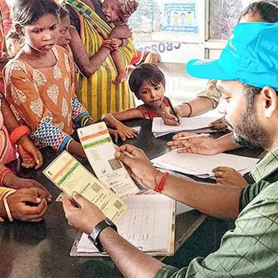 খুদেদের আধারের বাধ্যতামূলক বায়োমেট্রিক সংশোধনের (আপডেট) কাজ চলছে।