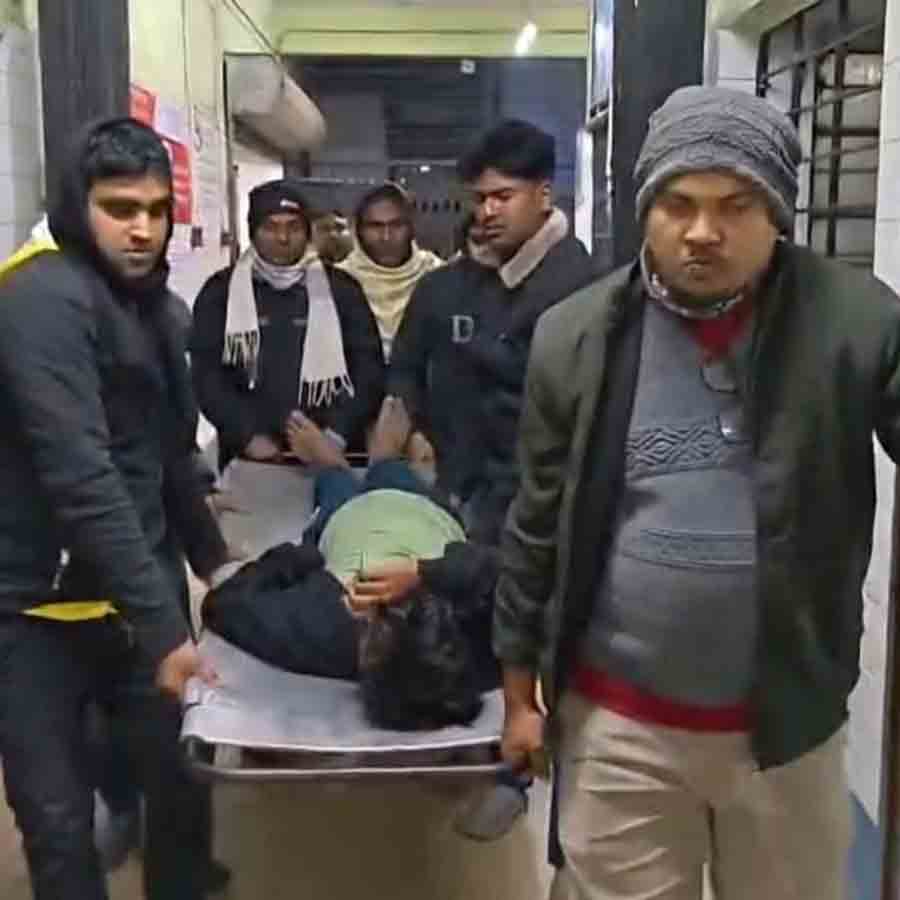 হাসপাতালে নিয়ে যাওয়া হচ্ছে আক্রান্ত মাধ্যমিক পরীক্ষার্থীকে। উত্তর ২৪ পরগনার বাদুড়িয়ায়।