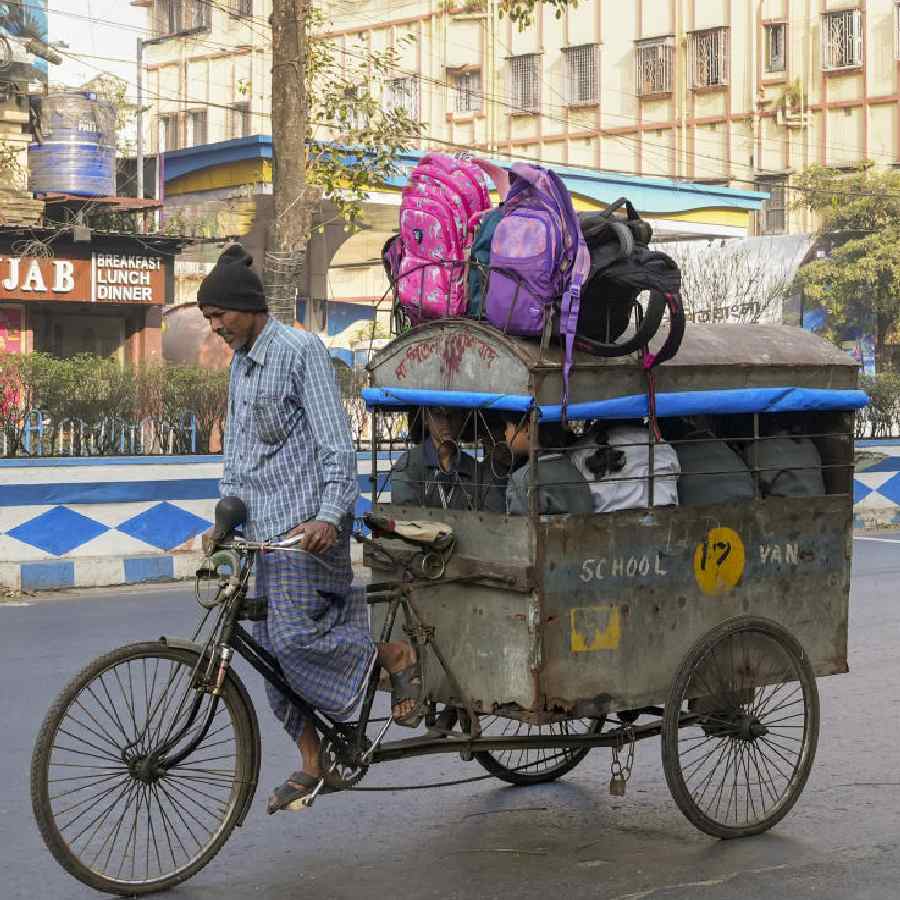শীতের সকালে কলকাতার রাস্তায় স্কুলের পথে খুদেরা।