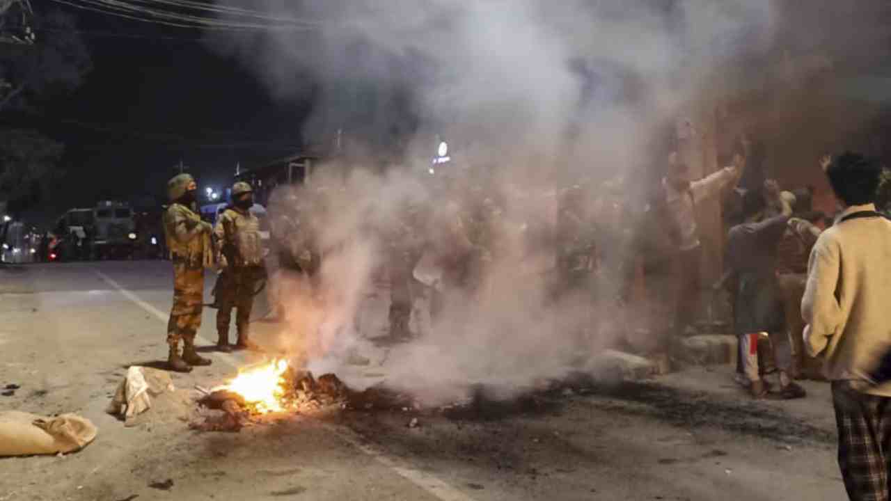 মণিপুরের রাস্তায় আগুন জ্বালিয়ে বিক্ষোভ।