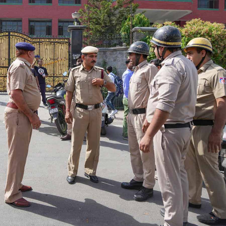 দিল্লিতে স্কুলের বাইরে মোতায়েন পুলিশ।