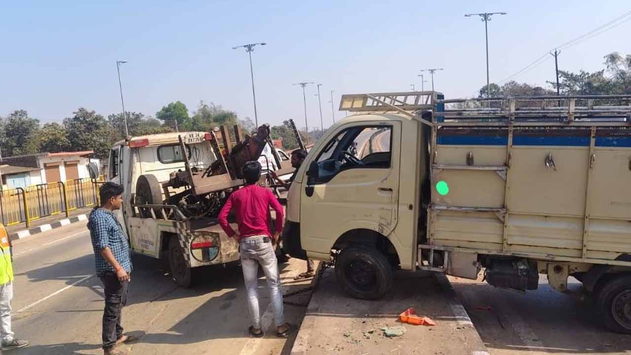 ঝাড়গ্রামে জাতীয় সড়কে দুর্ঘটনা।