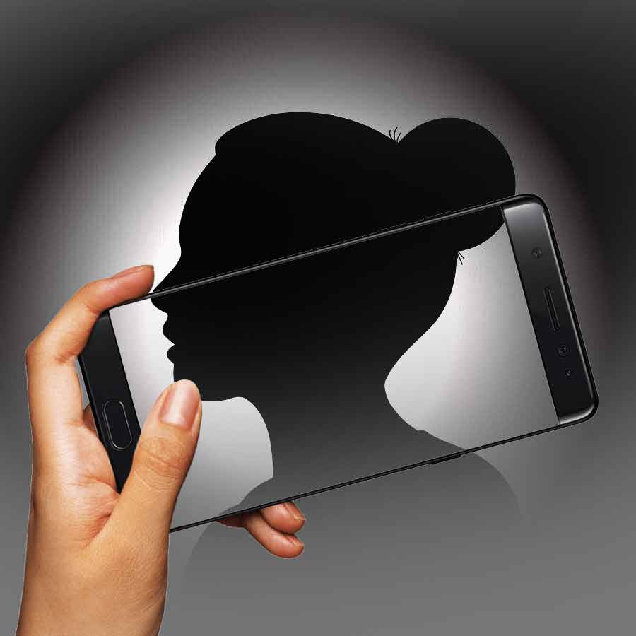 তরুণীর বিরুদ্ধে নিজের মায়ের গোপন ছবি তোলার অভিযোগ।