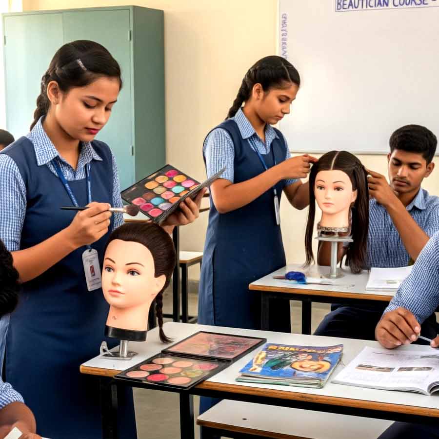 পাঠ্যক্রমের মধ্যে দিয়ে ম্যানিকিওর, পেডিকিওর কী ভাবে নেওয়া যায়—সব কিছুই শেখার সুযোগ রয়েছে। 