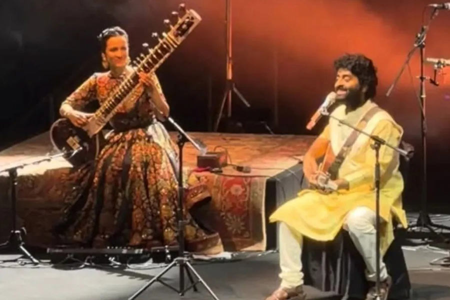 মঞ্চে অনুষ্কা-অরিজিতের যুগলবন্দি জোরালো বার্তা দিয়েছে।