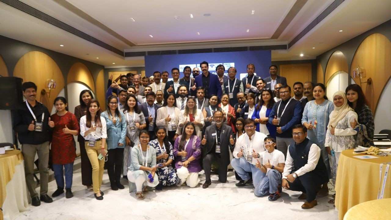 ক্লাসে যোগদান করেছিলেন ৫০ জনেরও বেশি ব্যবসায়ী, উদ্যোগপতি এবং অন্যান্য ক্ষেত্রে আধিকারিকেরা।