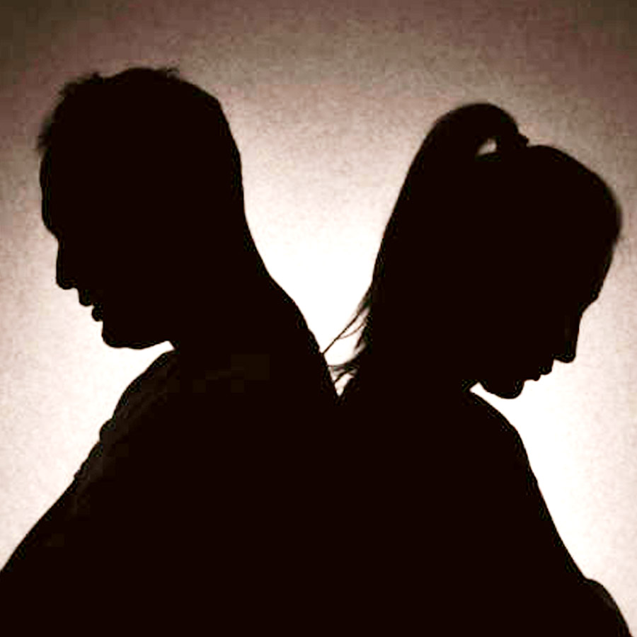 নায়ককে দেখেই মুখ ঘুরিয়ে নিলেন নায়িকা?