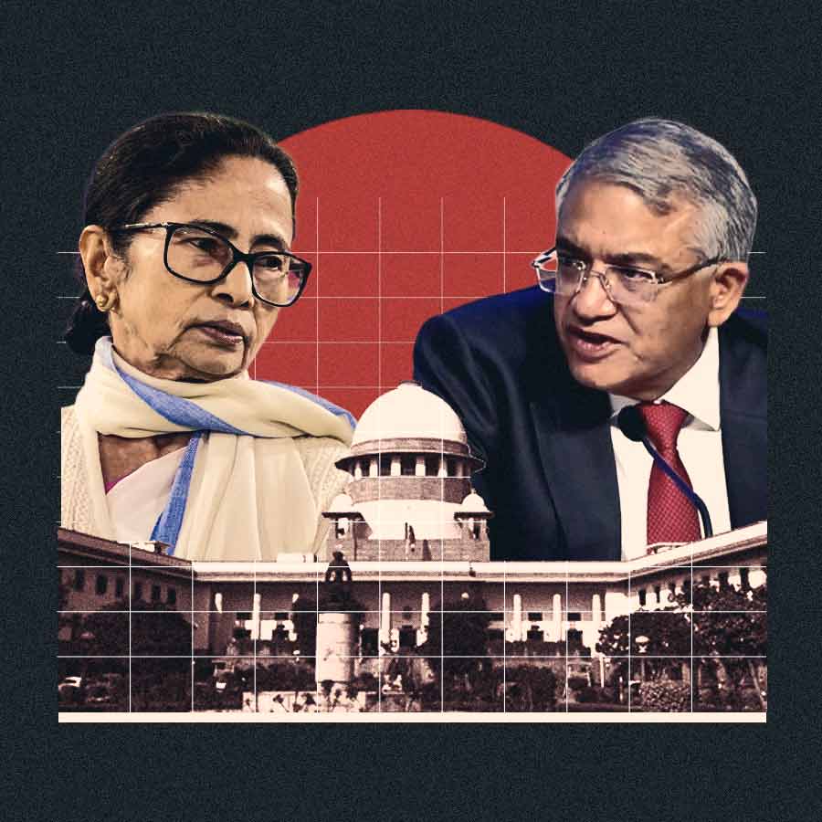 (বাঁ দিকে) মুখ্যমন্ত্রী মমতা বন্দ্যোপাধ্যায়। মুখ্য নির্বাচন কমিশনার জ্ঞানেশ কুমার (ডান দিকে)।