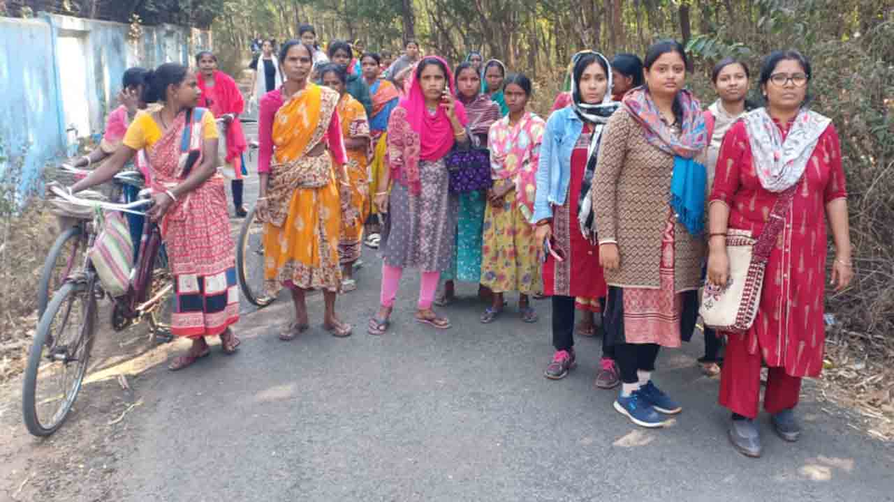 থানায় স্মারকলিপি জমা দেওয়ার পথে  মহিলারা।