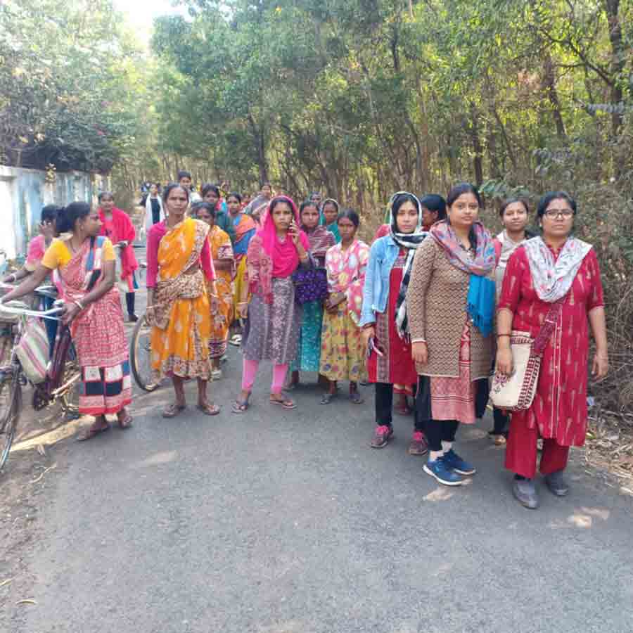 থানায় স্মারকলিপি জমা দেওয়ার পথে  মহিলারা।