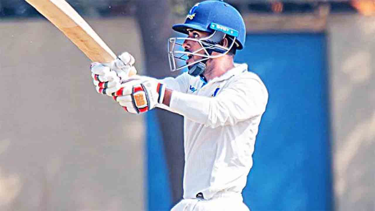 শাসন: ২৯৯ রান করার পথে সুদীপ ঘরামি। সোমবার কল্যাণীতে।