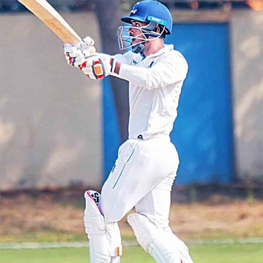 শাসন: ২৯৯ রান করার পথে সুদীপ ঘরামি। সোমবার কল্যাণীতে।