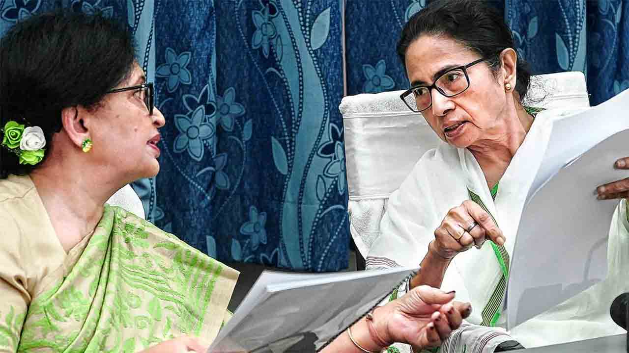 প্রশ্ন: বাজেট পেশ করার পর বিধানসভায় সাংবাদিক সম্মেলনে মুখ্যমন্ত্রীর সঙ্গে অর্থ প্রতিমন্ত্রী চন্দ্রিমা ভট্টাচার্য।