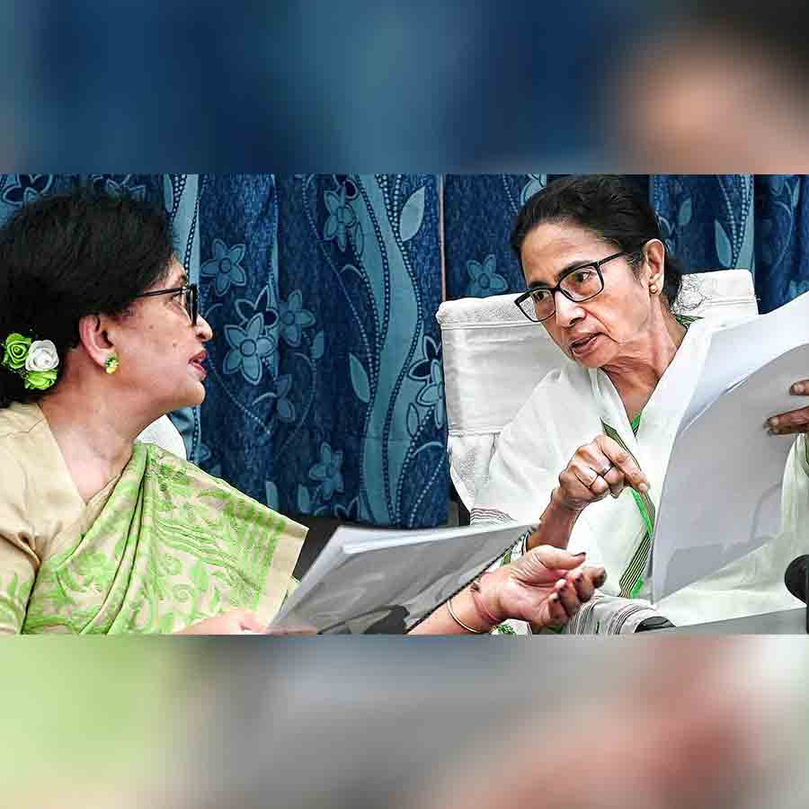প্রশ্ন: বাজেট পেশ করার পর বিধানসভায় সাংবাদিক সম্মেলনে মুখ্যমন্ত্রীর সঙ্গে অর্থ প্রতিমন্ত্রী চন্দ্রিমা ভট্টাচার্য।