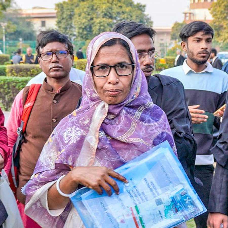 সুপ্রিম কোর্টের বাইরে মোস্তারি বানু। সোমবার নয়াদিল্লিতে।