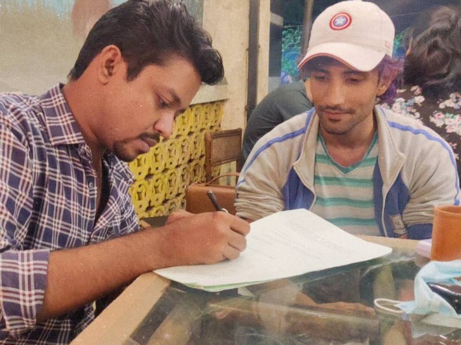 পরিচালক জয়ব্রত দাস, অভিনেতা ঋষভ বসু।