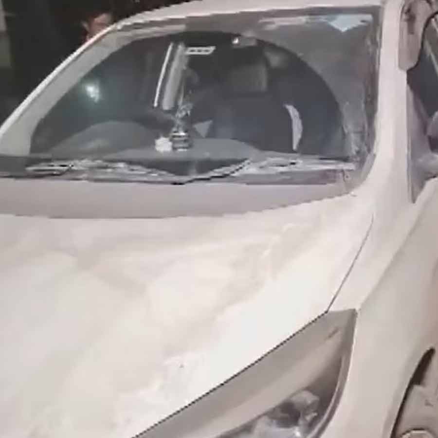 এই গাড়ি থেকেই উদ্ধার হয় তিন জনরে দেহ। ছবি: সংগৃহীত।