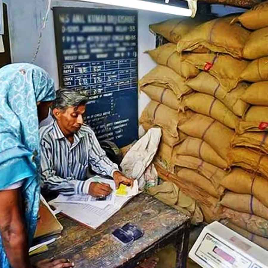 কেন্দ্রীয় সিদ্ধান্তের বিরোধিতা করে রিলে অনশন কর্মসূচির ঘোষণা রেশন ডিলারদের।