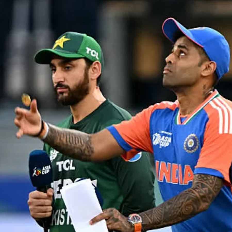 Pakistan criclet team captain Salman Ali Agha and India captain Suryakumar Yadav