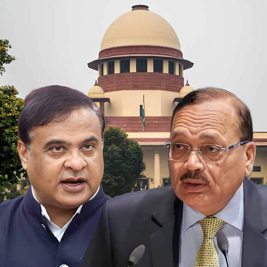 (বাঁ দিকে) অসমের মুখ্যমন্ত্রী হিমন্ত বিশ্বশর্মা এবং সুপ্রিম কোর্টের প্রধান বিচারপতি সূর্য কান্ত (ডান দিকে)।