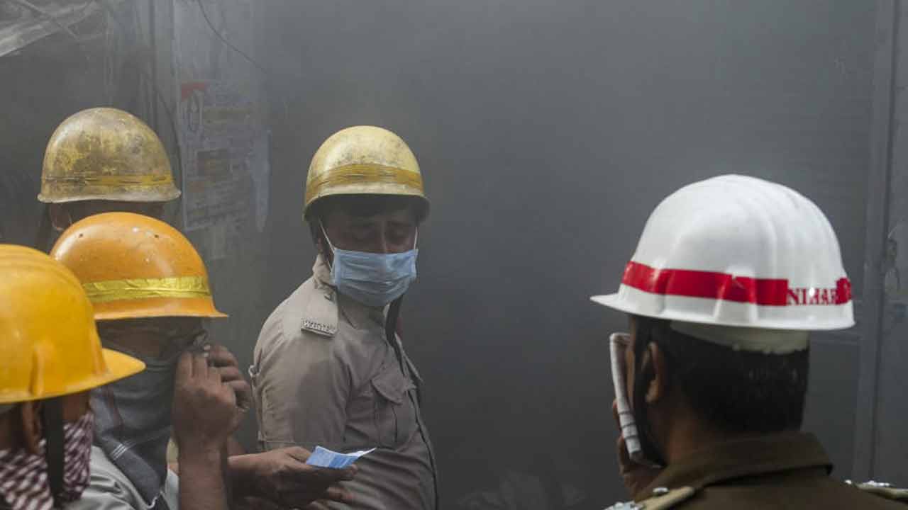 ঘটনাস্থলে দমকলকর্মীরা। ছবি: সংগৃহীত।