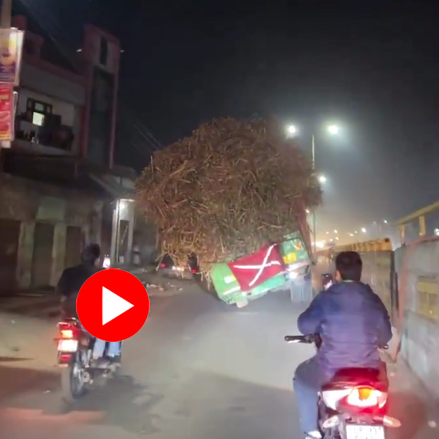 Video of Truck Overloaded With Sugarcane Overturning On mid road in Uttar Pradesh dgtl