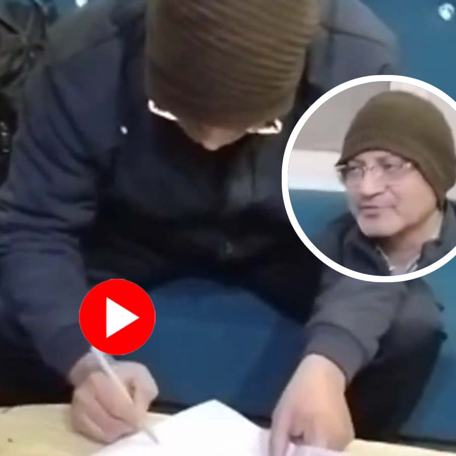 Video of doctor at Guna district hospital was allegedly found drunk while on emergency duty in Madhya Pradesh dgtl