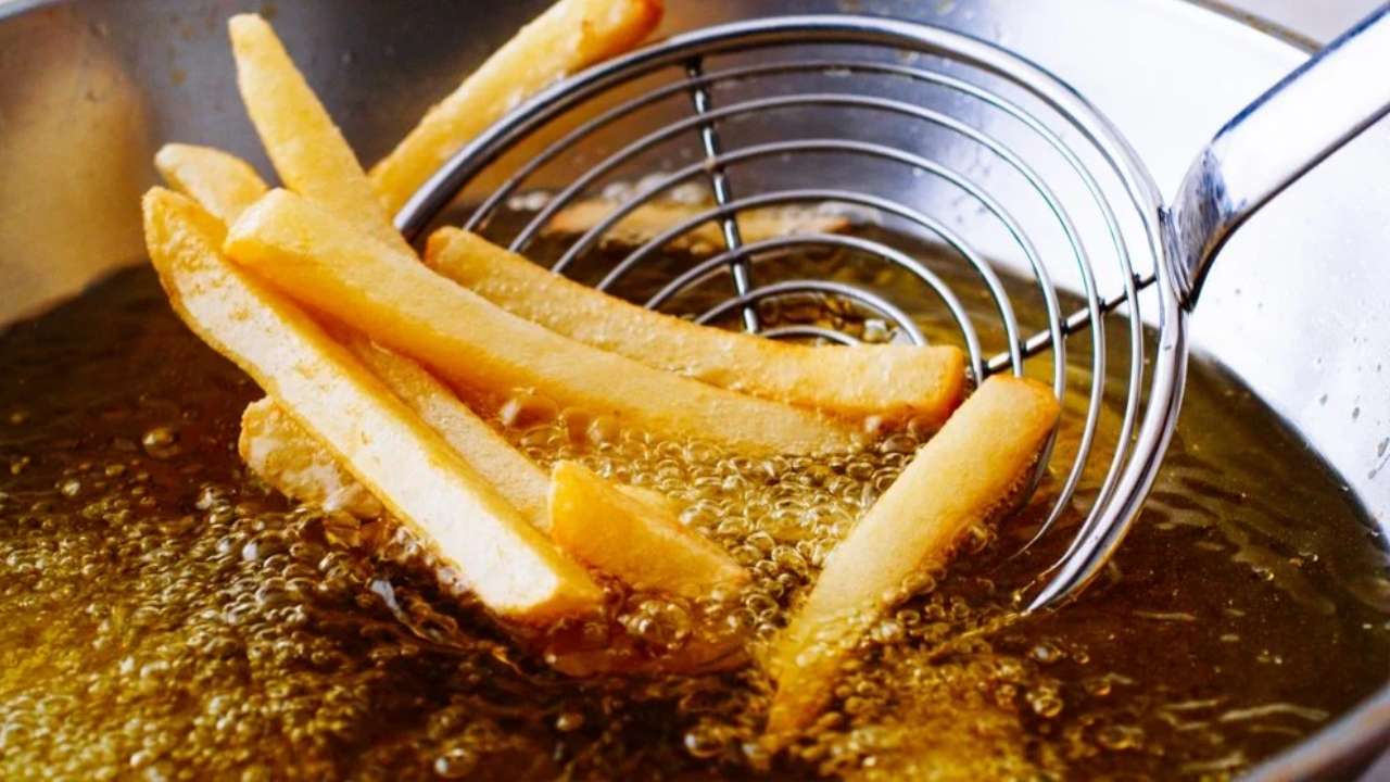 ছাঁকা তেলে রান্না করার কৌশল।