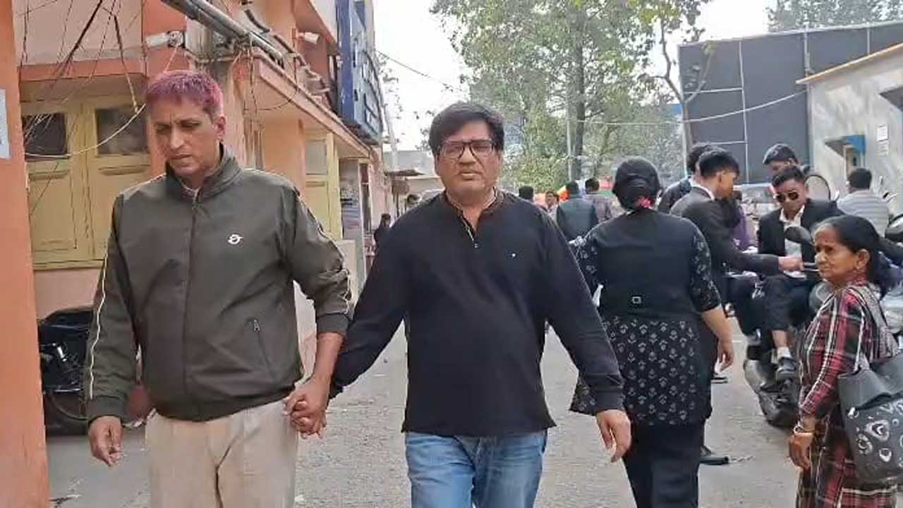 বিমানবন্দরে অভিযান চালিয়ে দীপককুমার মেহেতাকে গ্রেফতার করল কেন্দ্রীয় রাজস্ব গোয়েন্দা বিভাগ।